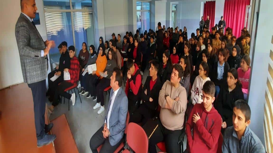 Av.Mehmet Güneş öğrencilerimize, “Verimli Ders Çalışma Teknikleri ve İlham Veren Öyküler” temalı seminer verdi.