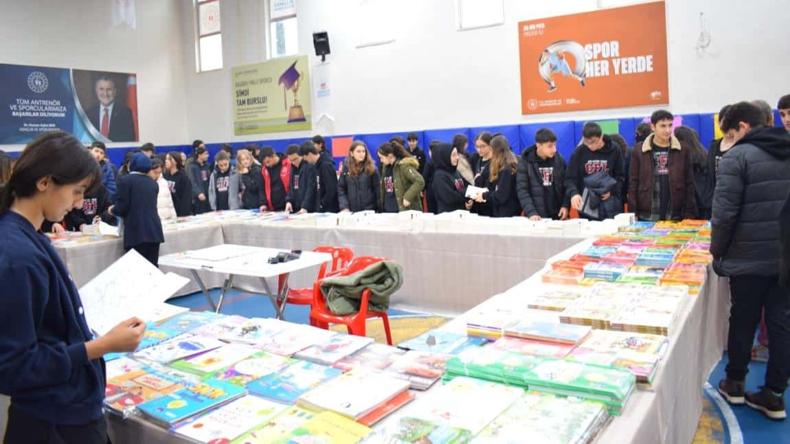 Cizre Gençlik Merkezi'nde düzenlenen Kitap Fuarı'nın açılış törenine katıldık.